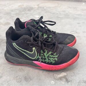 NIKE KYRIE FLYTRAP 2 GS 'BLACK HYPER PINK SIZE 4Y